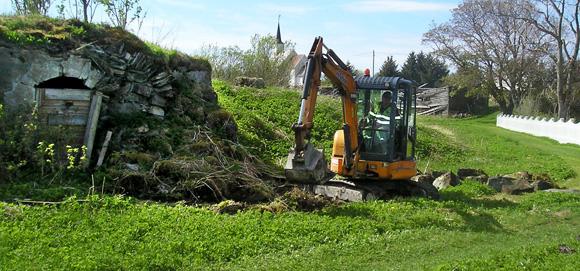 Forberedende arbeider p�g�r. Gravemaskin plukker fram nedfalt stein.